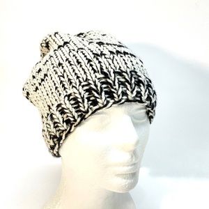 NWT Hand Knit Ponytail/Messy Bun Beanie Hat in Black & White One Size Fits Most